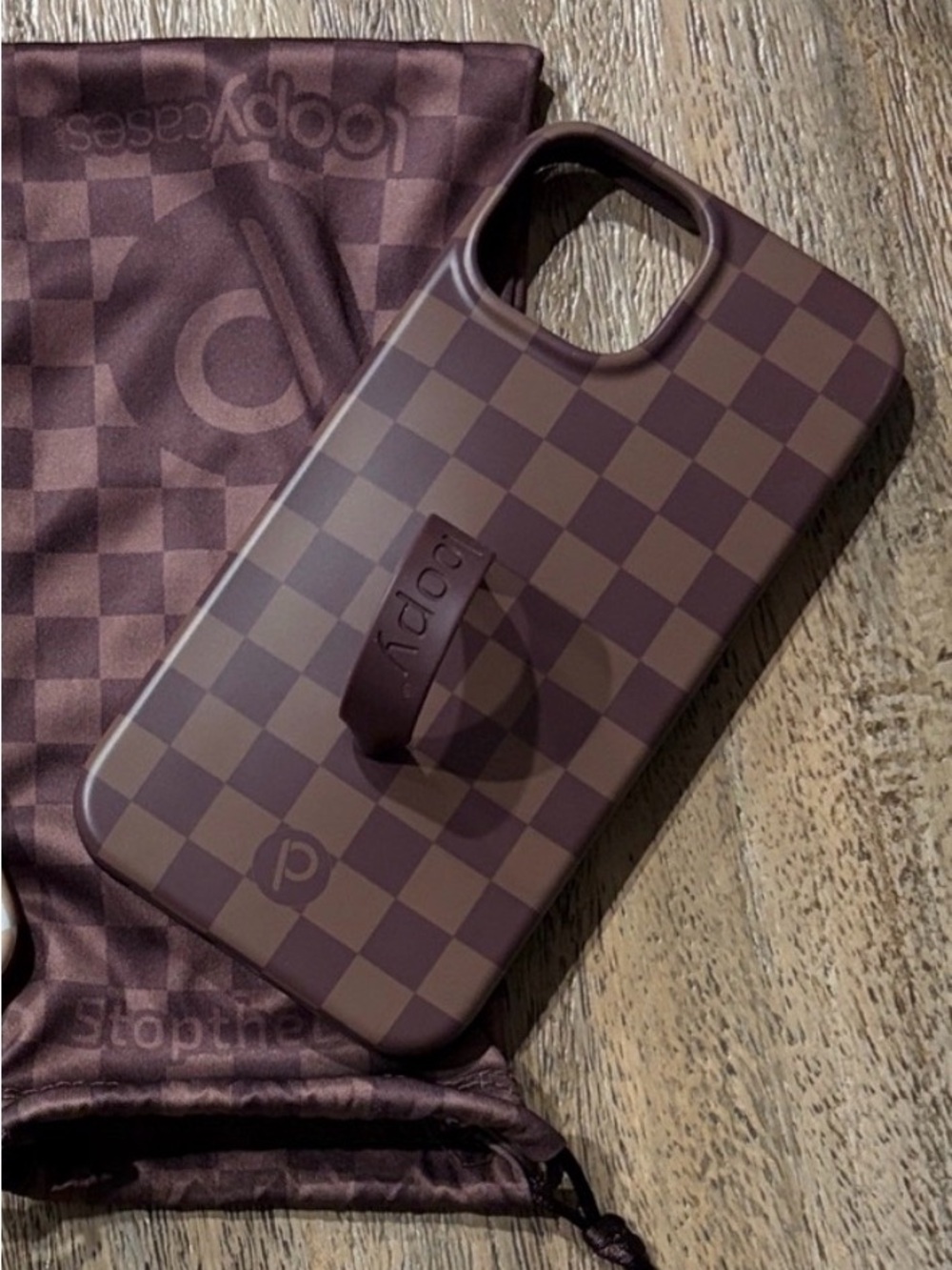 Loopy IPhone Checkered Case Brown - righty